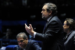 Senador Walter Pinheiro é autor da PEC 35/2014, que propõe uma ampla Reforma com o fim da reeleição, mandato de cinco anos para chefes do Executivo e parlamentares (encurtando, portanto, o mandato de oito anos dos senadores)
