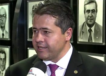 Ambulância não paga pedágio, mas pega fila como veiculo qualquer. O deputado quer trânsito livre.