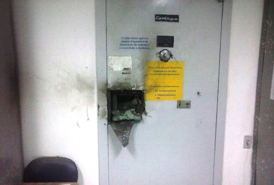 Cofre estava quase aberto quando a PM chegou.