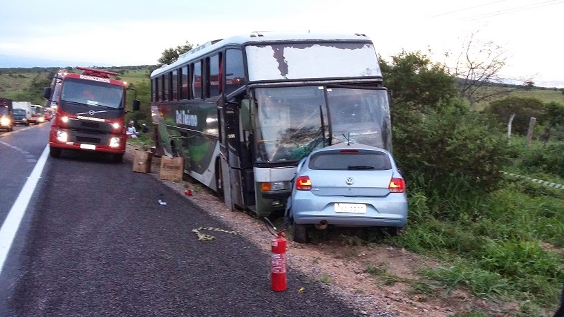Os dois veículos saíram para o mesmo lado e colidiram violentamente de frente.