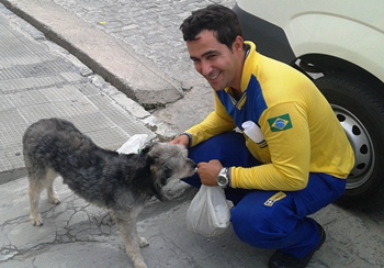 João une o útil ao agradável, gosta de zelar pelos animais e por ser carteiro acaba tendo o reconhecimento.