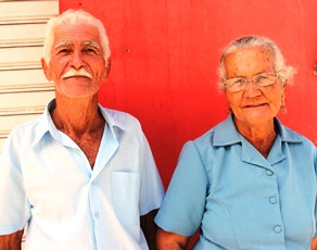 Dona Lili cumpre seu ritual religioso ao lado do deu esposo conhecido por "Pequeno" que também tem 80 anos.