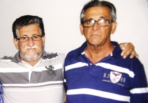 Foto reproduzia pelo CN de um mural montado na prefeitura. De barba grisalha Toinho abraça Nafitel.