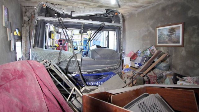 onibus-acidente-casa