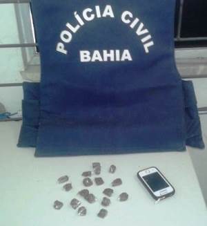 Segundo a Polícia, a jovem detida comercializava a droga em casa.
