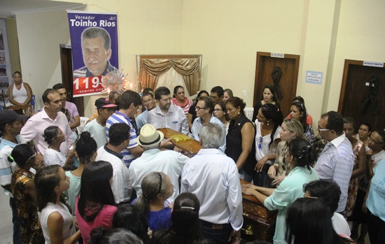 Momentos antes de o caixão deixar a Prefeitura, muito sofrimento principalmente das duas filhas.