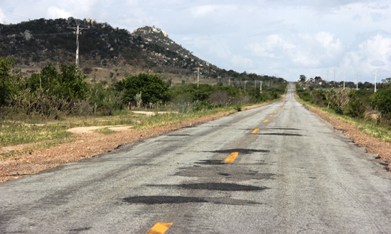 O acostamento oferece muito risco, principalmente ao motociclista.