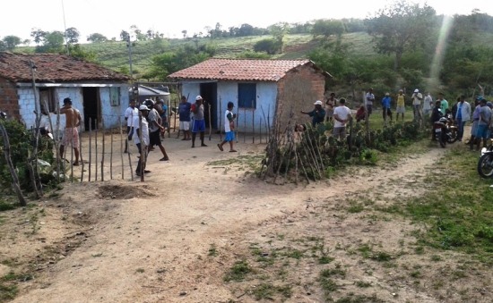 Curiosos foram ao local do crime.