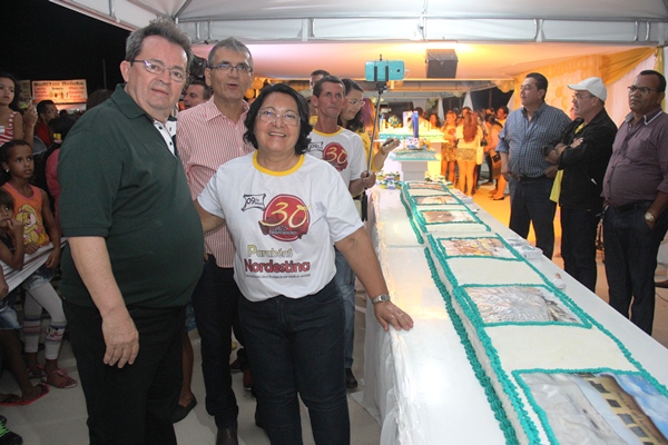 Prefeito Ito ao lado da primeira dama Eliete Araújo, o vice prefeito Nelson Moura e o prefeito de Cansanção Ranulfo Gomes percorre os 30 metros de bolo.