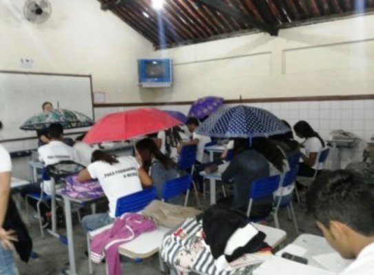 Os estudantes acompanharam as aulas munidos de guarda-chuvas abertos