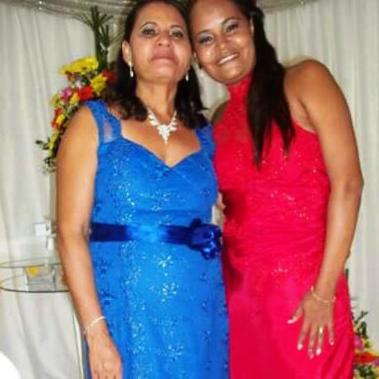 Ana Clécia parabeniza sua mãe Maria José, 50 anos, em Barrocas por esse dia especial.