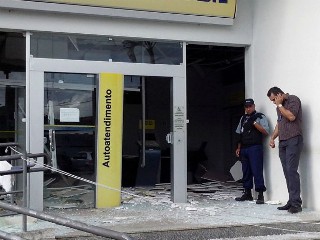 Os suspeitos chegaram a bordo de dois veículos por volta das 2h30.
