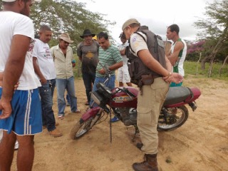 Há hipóteses que na fuga a corrente da moto tenha se partido e os ladrões teriam jogado a motocicleta no tanque