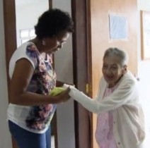 Ela chegou ao abrigo doente, com câncer no intestino, mas se curou e, depois, foi adotada pela casa de apoio.