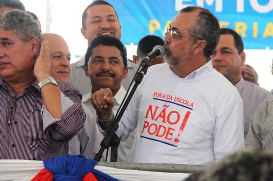Roberto Carlos é esse de bigode que errou o nome do prefeito e o prefeito devolveu com a mesma moeda.