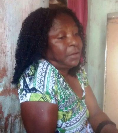 Josefa Santiago da Silva, 68 anos, moradora do Povoado de Serrote, distrito de Salgadália - Conceição do Coité - BA, recebe o carinho de sua filha Maria da Paixão