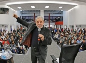 "Devia ter chamado o movimento sindical e feito um acordo", disse Lula