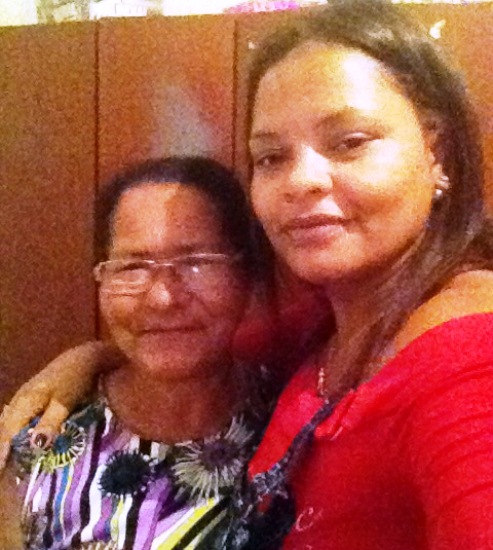 Coiteense Gilmara, residente em Salvador parabeniza sua mãe Milita, 60 anos, que mora em Coité.