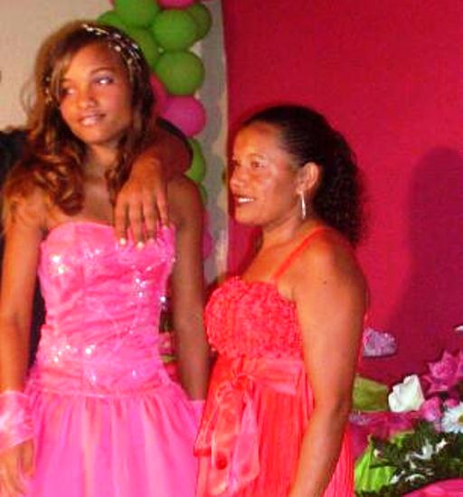 Jildete Brito, 41 anos, coiteense, recebe o carinho de sua filha Amanda
