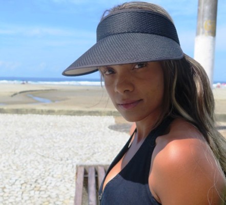 Ana Paula em frente a praia, em Praia Grande