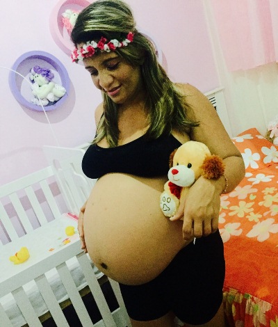 Nangela Tavares moradora do Bairro da Rodoviária / Coité, recebe o carinho de sua filha Kevila Gordiano, "Deus é tão maravilhoso que escolheu a melhor pessoa do mundo par a ser minha mãe"