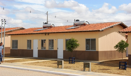 Toda residência possui aquecedor a base de energia solar que garante o banho quente.