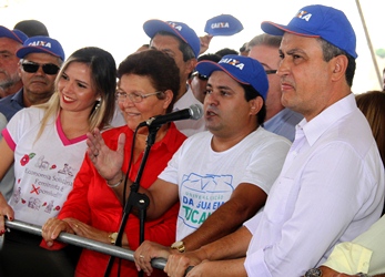 Igor fez questão de vestir a camisa que marca a universalização da água em Tucano.