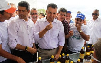 Igor fez degustação do mel juntamente com o governador.