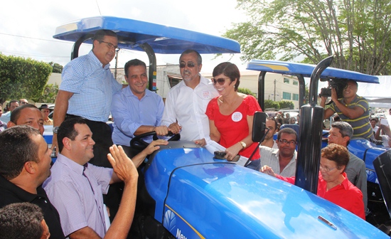 Rui posou para foto ao lado do prefeito Ismael e dos vereadores Regi Mota e Leninha.