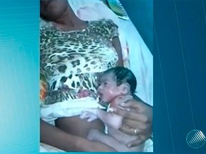 Pai faz parto da filha em casa na cidade de Feira de Santana