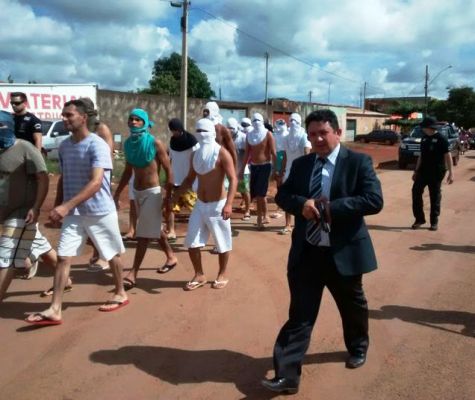 A decisão de levar os detentos foi tomada pelo delegado Cristiomário Medeiros.