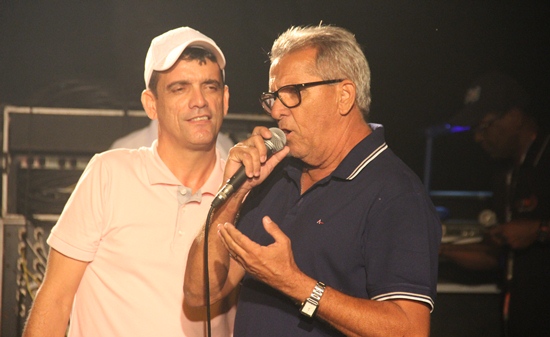 Nafitel fala para o público ao ser convidado pelo locutor Craque