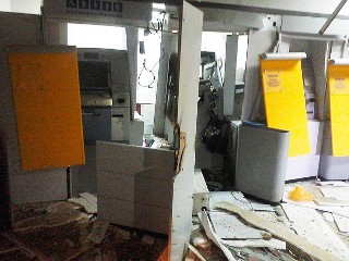 Agência do Banco do Brasil ficou destruída após criminosos explodirem caixas eletrônicos, na cidade de São Felipe