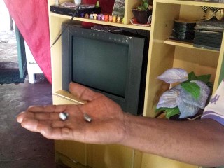 Avô de uma das crianças baleadas mostra projéteis após atentado
