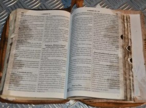 Tudo foi destruído, menos o livro sagrado.