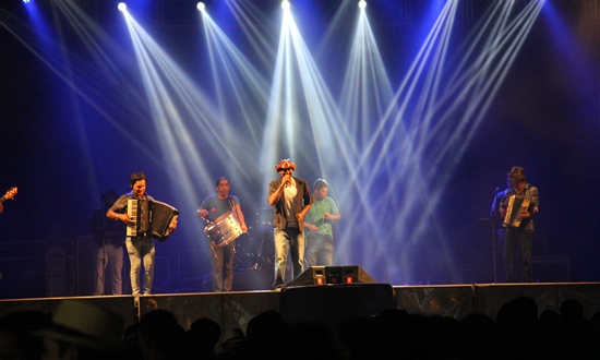 Antes mesmo de encerrar o show , o prefeito já fechava com o empresário Deco, o Caciques para o próximo ano.