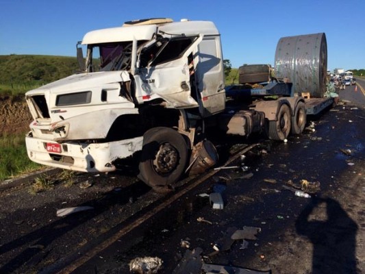 Carreta estava quebrada na pista quando ônibus atingiu veículo