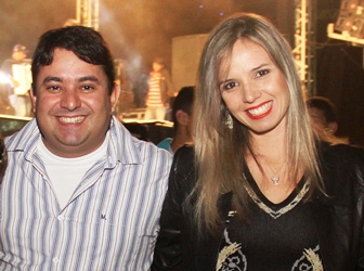 Ao lado da primeira dama o prefeito que é morador do Jorro não perde a oportunidade de recepcionar as pessoas.
