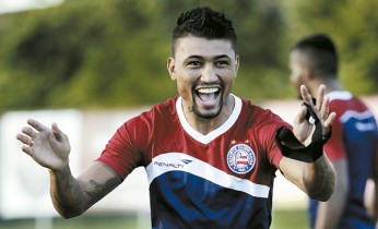 Kieza comemora, já que também desejava continuar no tricolor.
