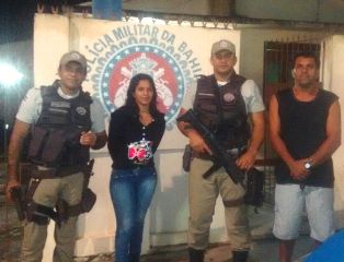 Na foto, os policiais e os proprietários do veículo, que os agradeceram