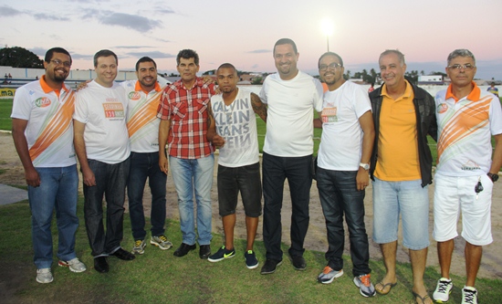 Prefeito Osni Cardoso no Estadio Mariano Santana ao lado do jogador Nadson filho da terra, deputado Gika Lopes e secretários.