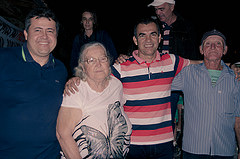 Assis e Alex compartilham a alegria com os moradores.