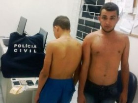 Com a dupla a policia encontrou dinheiro e celulares.