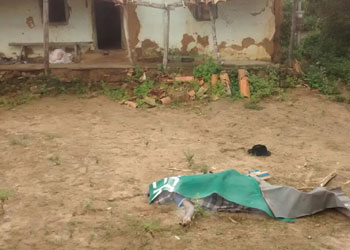 Vítima morreu em frente a sua casa.