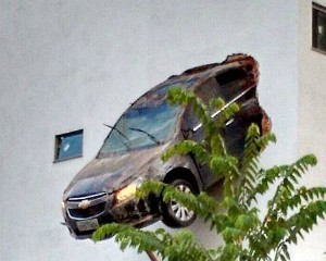 Carro pendurado.