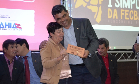 Cecilia Petrina primeira presidente do CONSISAL recebe homenagem.