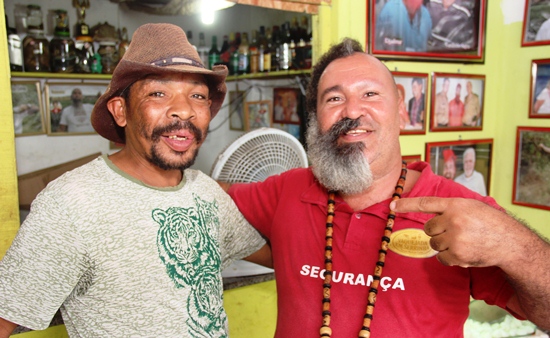 Djalma ao lado do cliente Pneu Furado.