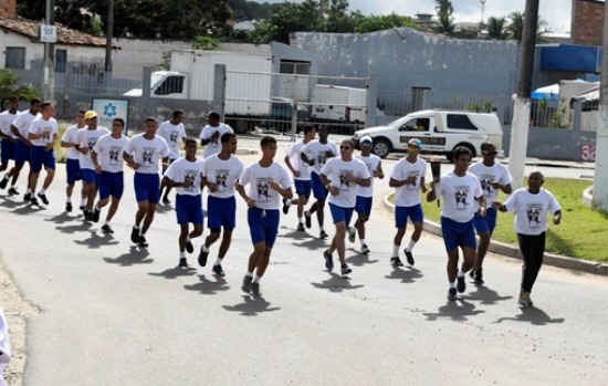 Luiz Pereira corre ao lado do condutor da pira.