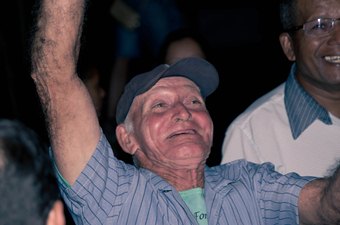 Aposentado comemora a chegada da luz elétrica..