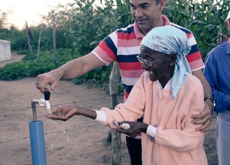 Com idade avançada a aposentada enfim terá o prazer de tirar água da torneira.